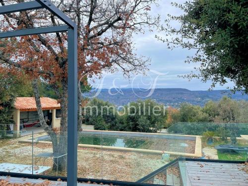Luxusvilla mit Pool und Blick auf den Luberon