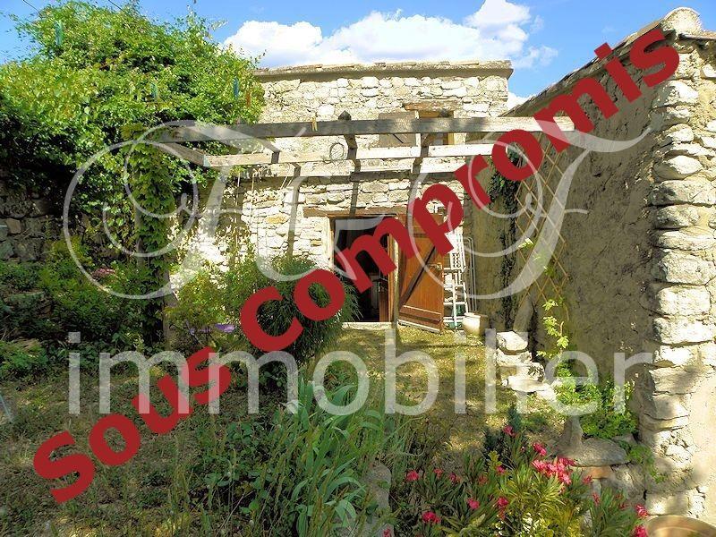 Hamlet house with small garden in the Luberon