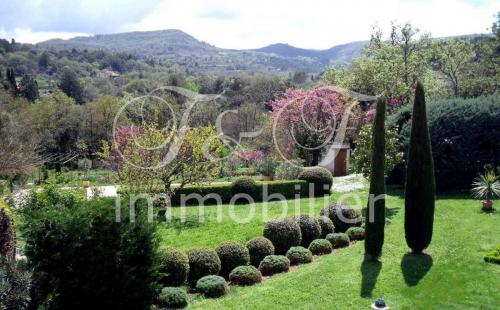 Schöne Villa in Apt dem Luberon zugewandt