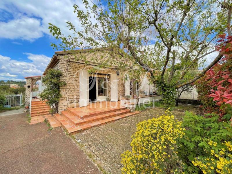 Townhouse with large garage and garden