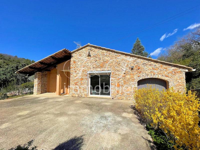 Single-storey house in the countryside