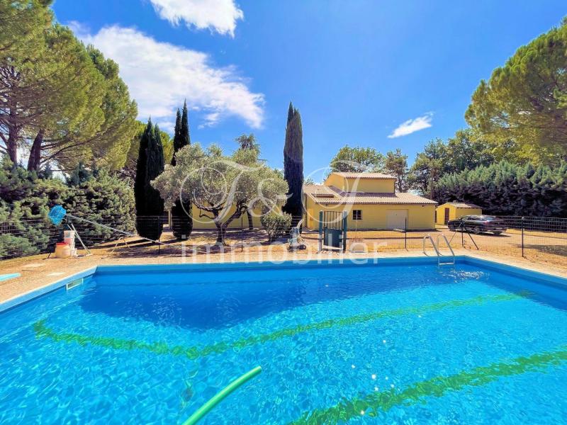 Large villa with swimming pool and tennis