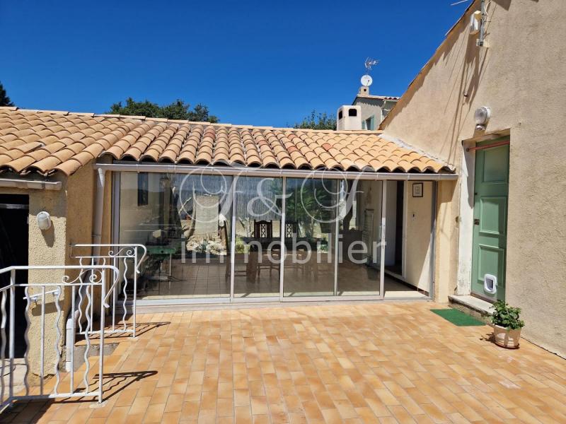 Single storey house with garden