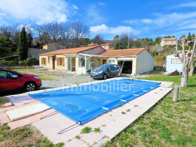 Single storey house with pool in Apt