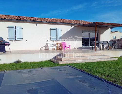 Single storey house with swimming pool
