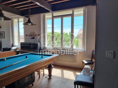 Beautiful and spacious apartment in a small residence.