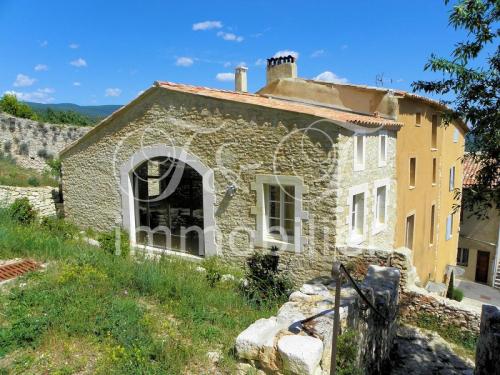Medieval house with garden in the Luberon