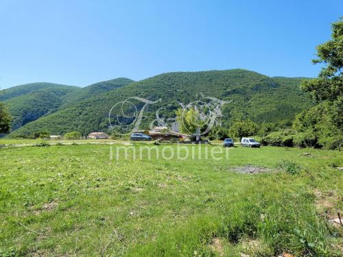 Building land facing the Luberon