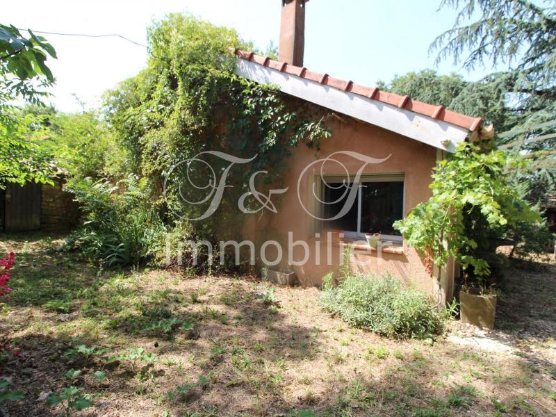 Cabanon ancien à aménager avec terrain attenant et dépendances