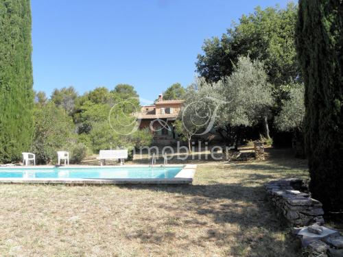 Maison de campagne avec piscine à Roussillon
