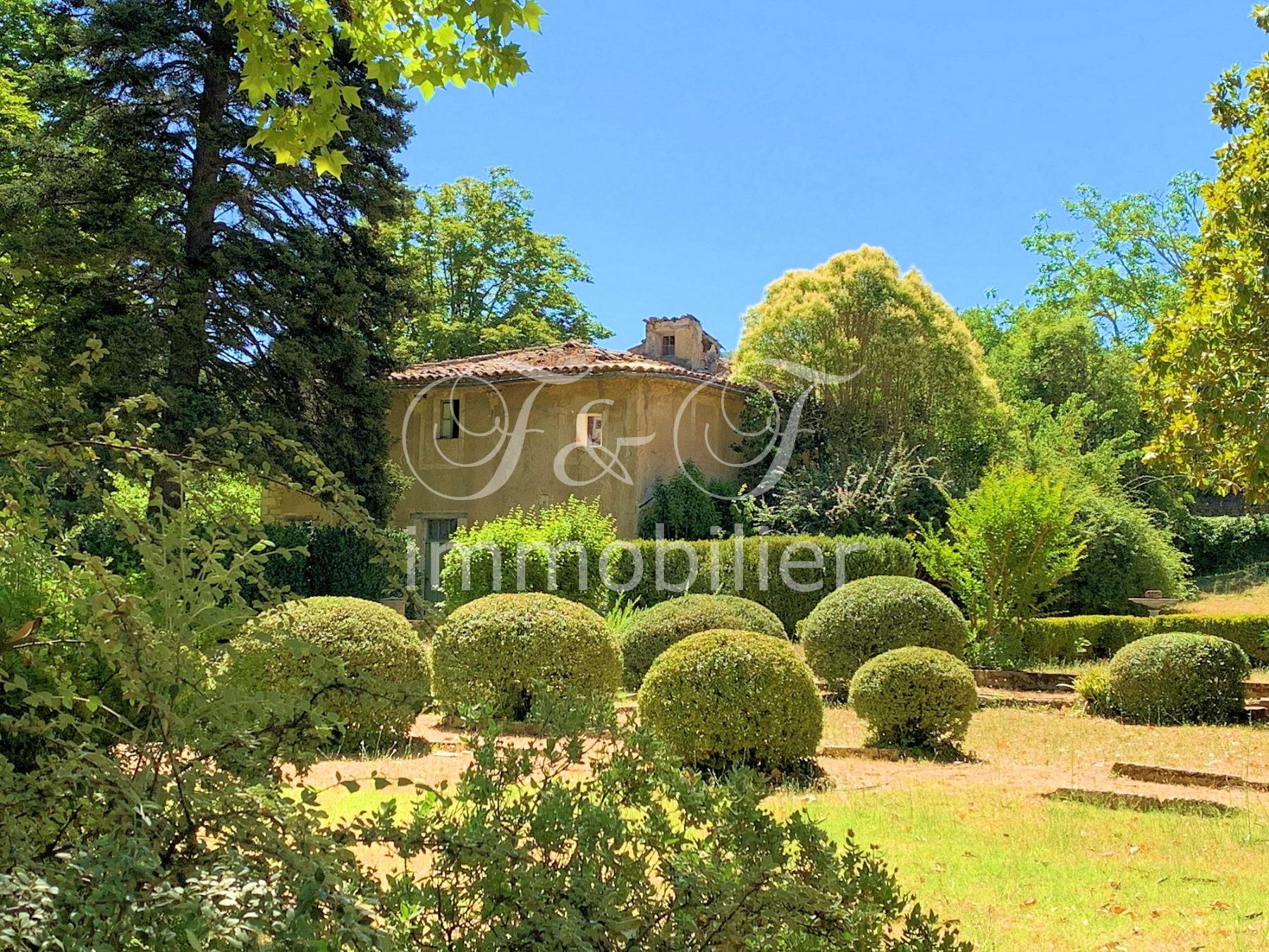 Belle propriété avec dépendances et piscine