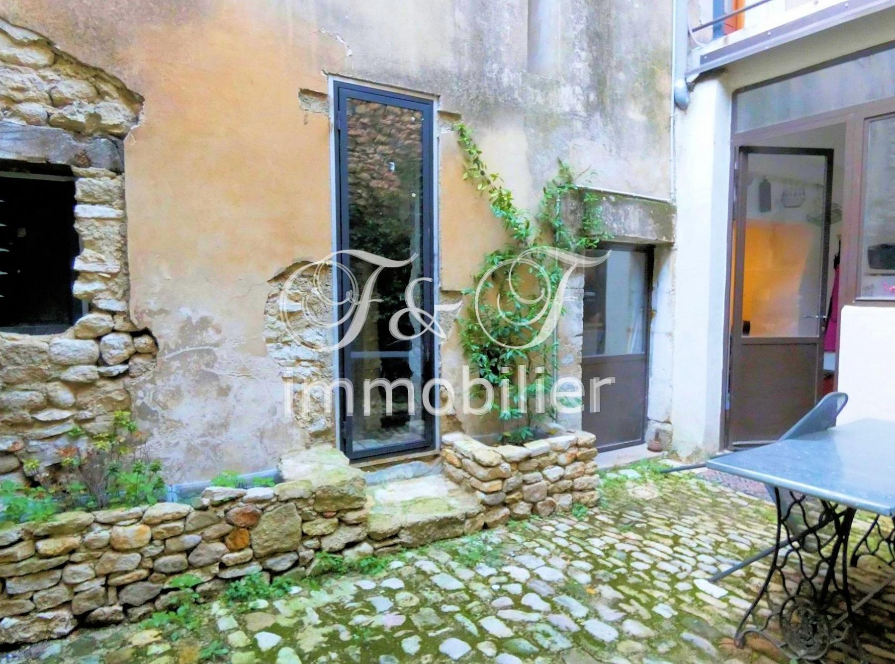 Appartement centre-ville avec cour et garage