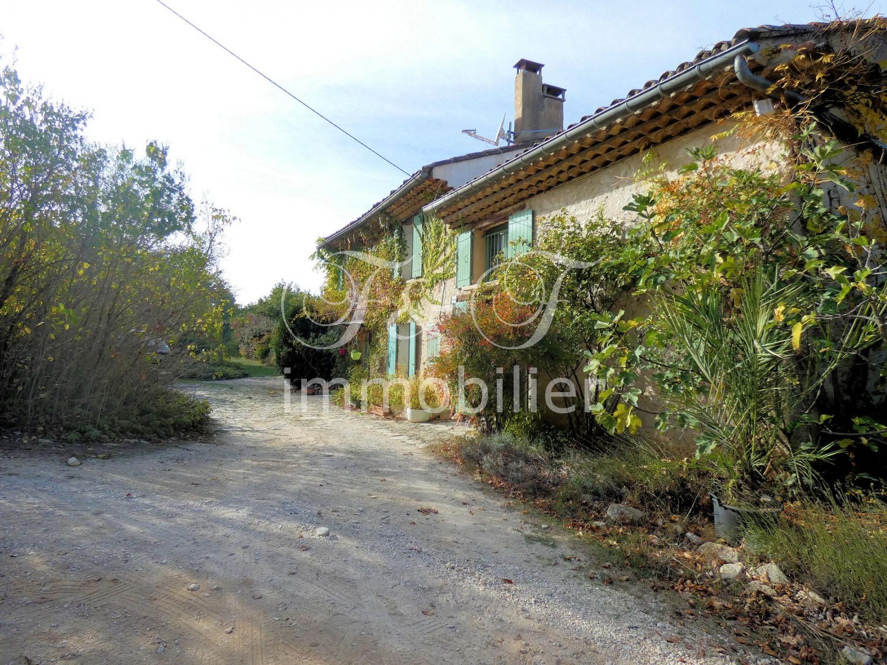 Mas en pierres proche du Colorado Provençal