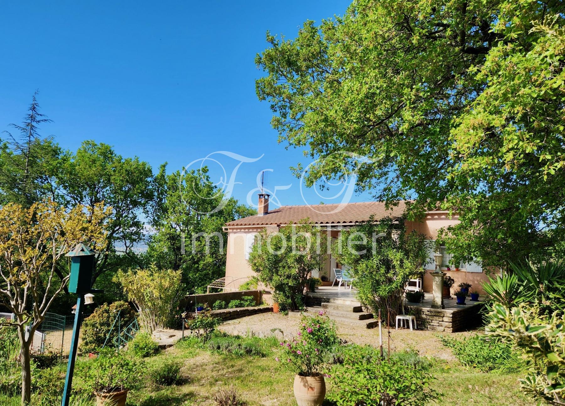 Maison avec vues et grand jardin bien arboré