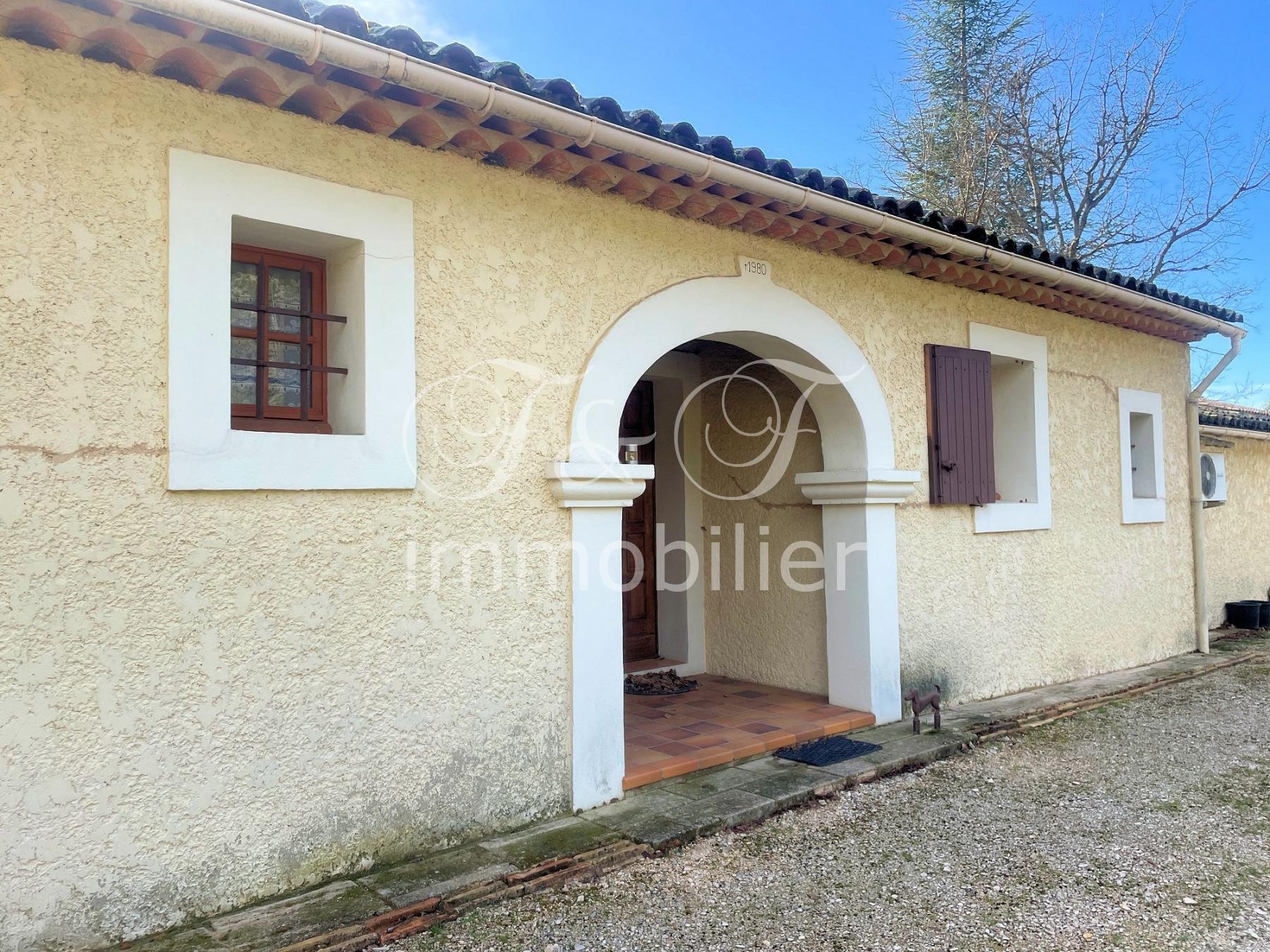 Single storey villa with garden and garage