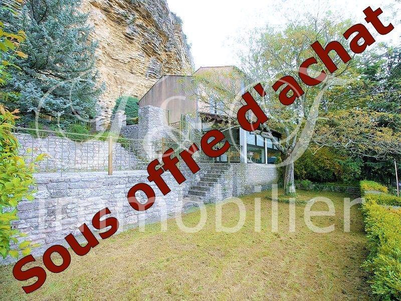 Dorfhaus mit Garagen und Garten