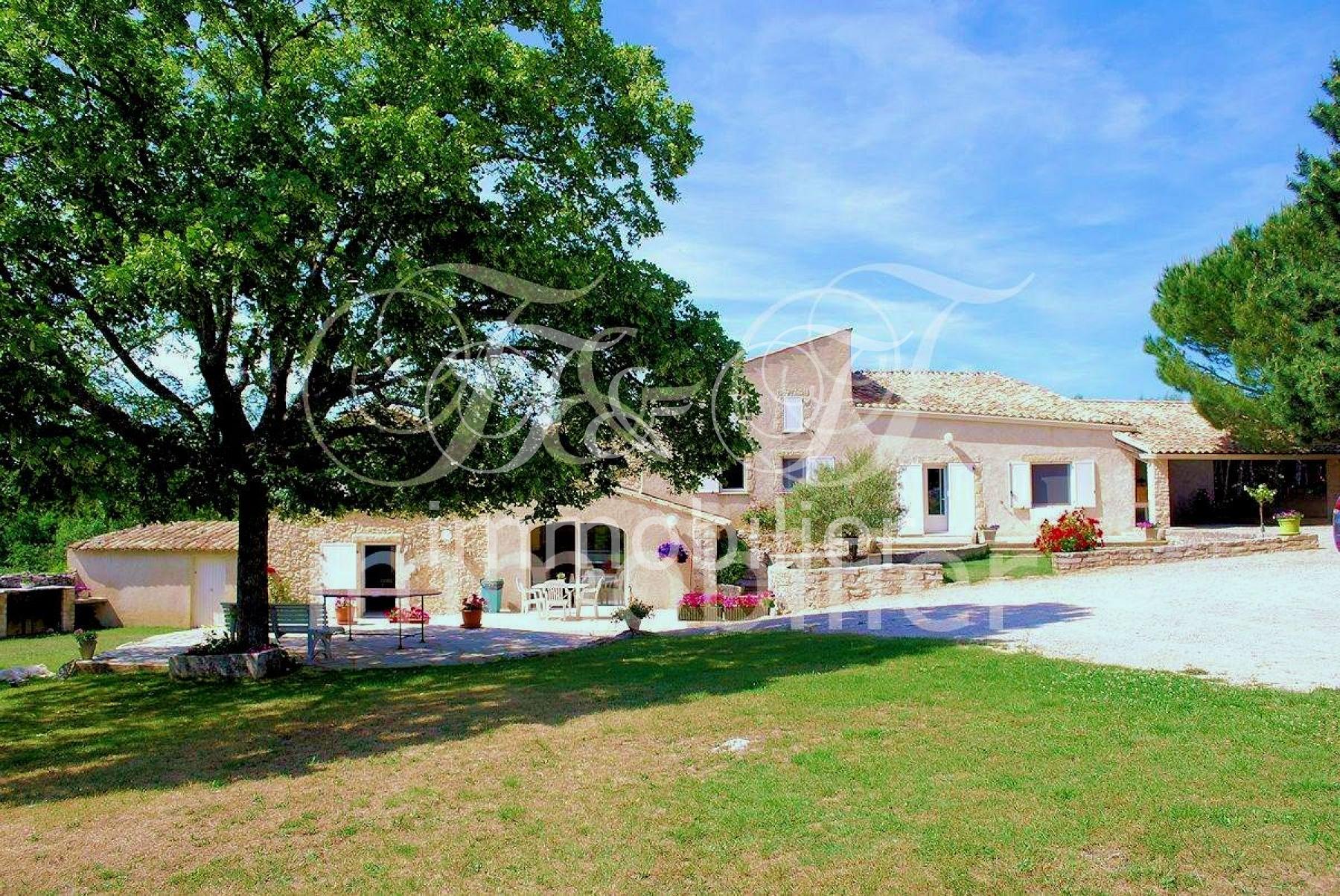 Grand mas sur 2 hectares à Simiane La Rotonde