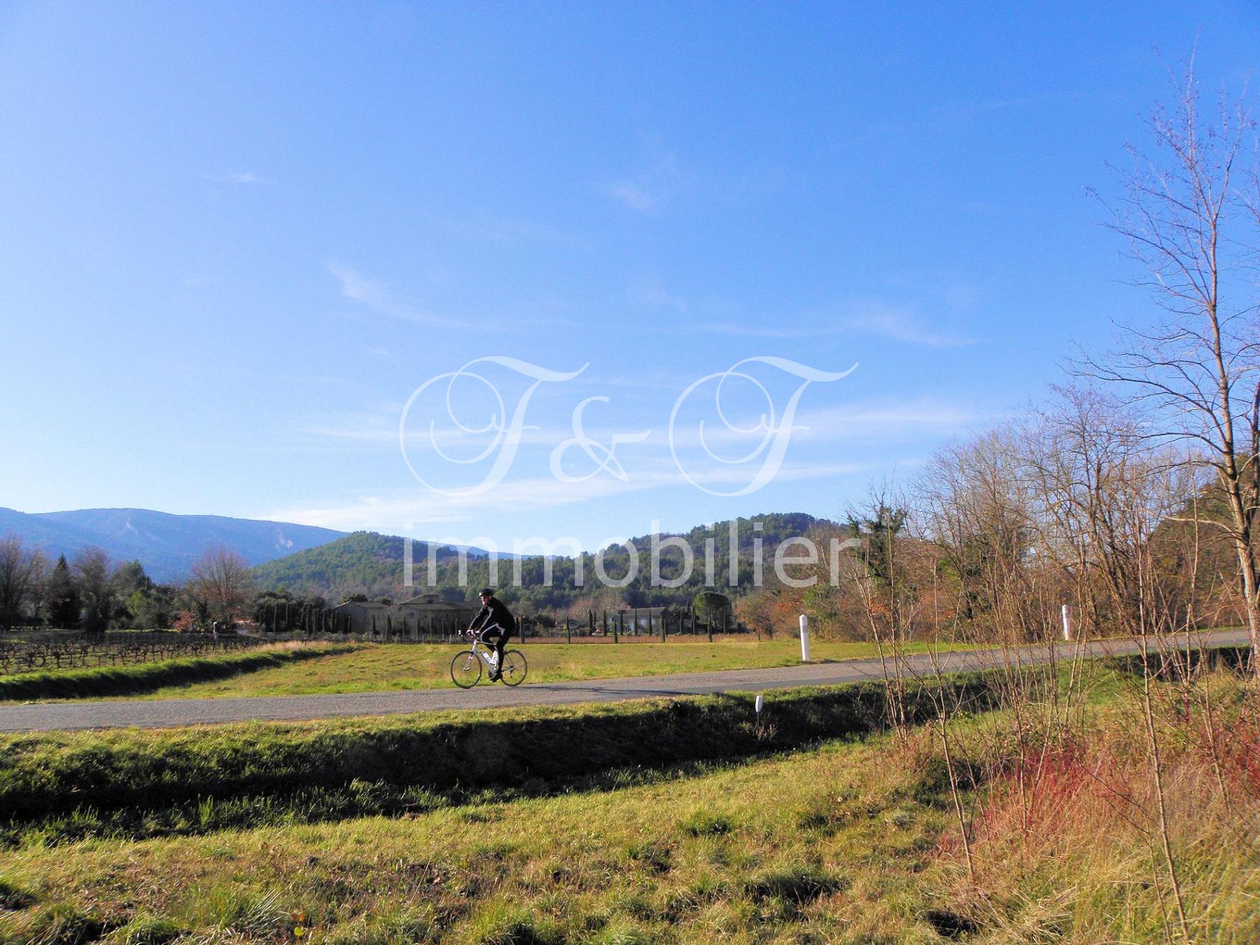Large building land in Ménerbes