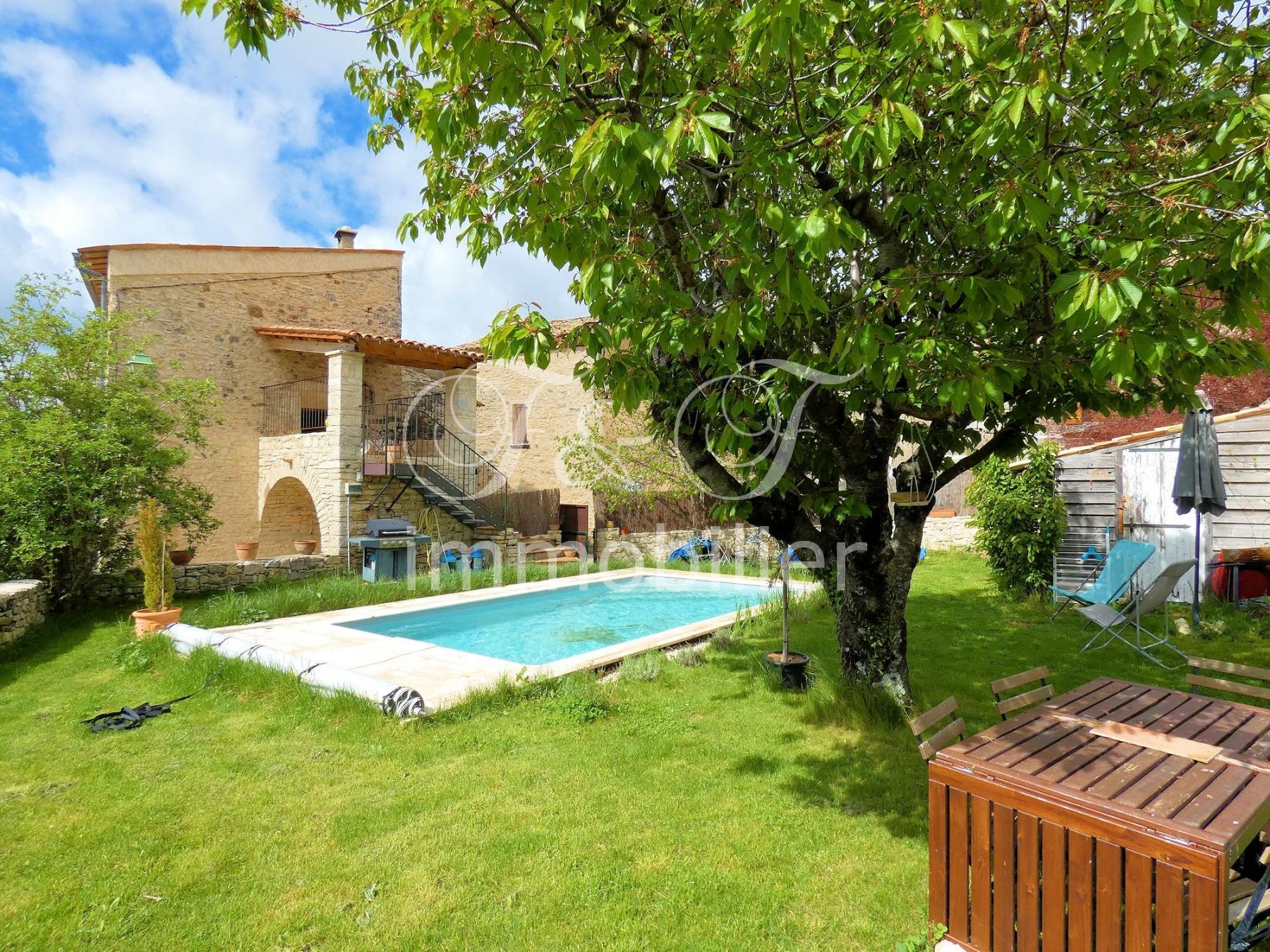 Maison de village avec jardin et piscine