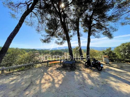 Villa en position dominante à Roussillon