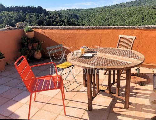 Maison de village en pierres avec terrasse et vue