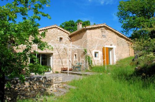 Ancienne bergerie en pierres sur 6 hectares