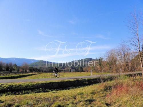 Grand terrain constructible à Ménerbes